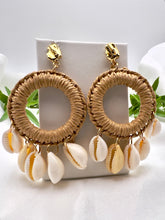 Load image into Gallery viewer, Raffia circle shell pendant earrings
