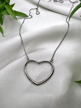 Load image into Gallery viewer, Basic open heart necklace
