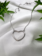 Load image into Gallery viewer, Basic open heart necklace
