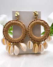 Load image into Gallery viewer, Raffia circle shell pendant earrings
