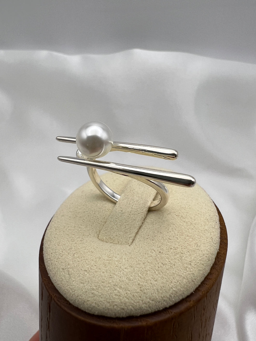 Two silver straight bars with pearl ring