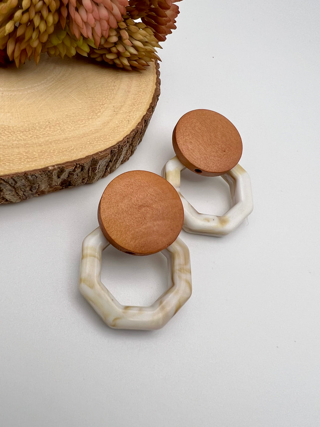 Marbled earring round wooden base