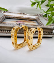 Load image into Gallery viewer, Square Carier detail hoop earrings
