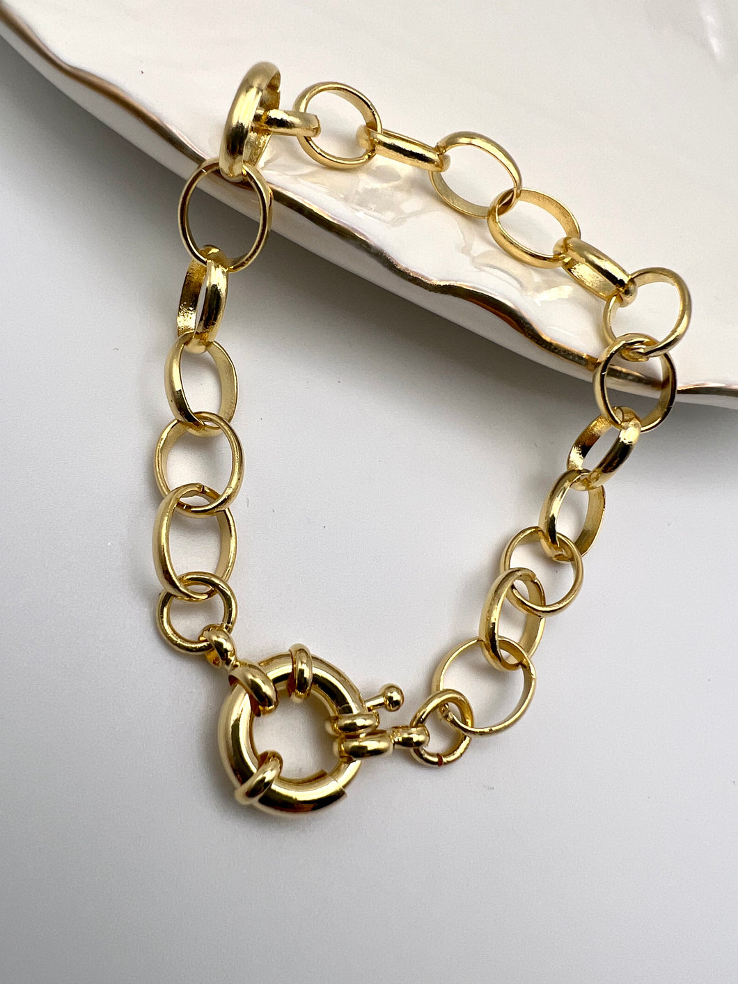 Round clasp oval link bracelet