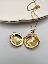 Load image into Gallery viewer, Shell locked photo necklace

