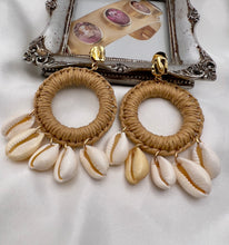 Load image into Gallery viewer, Raffia circle shell pendant earrings
