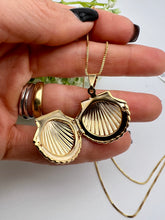 Load image into Gallery viewer, Shell locked photo necklace
