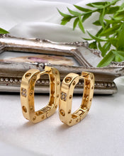 Load image into Gallery viewer, Square Carier detail hoop earrings
