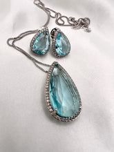 Load image into Gallery viewer, Big cut crystal drop pendant cz surrounded set
