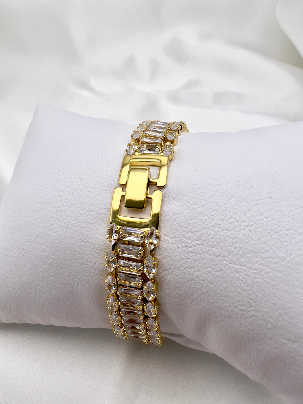 Three crystal baguettes row bracelet