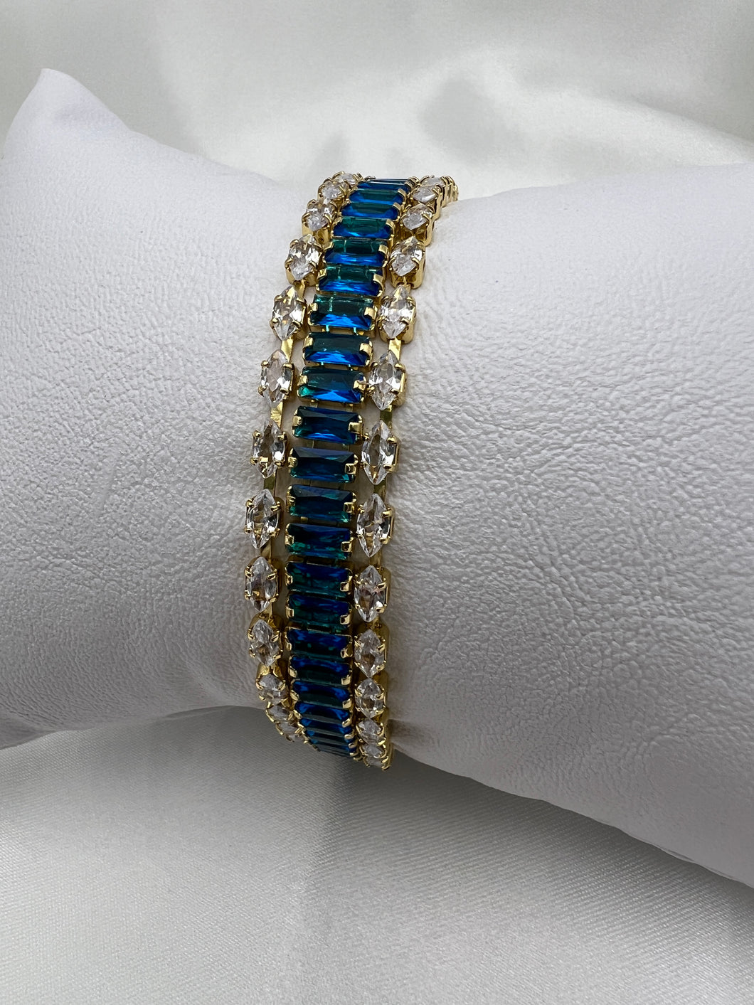Three crystal baguettes row bracelet