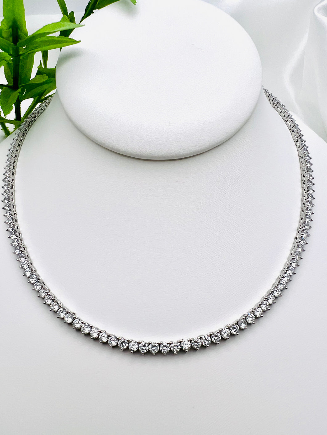 Three prong 3mm tennis necklace