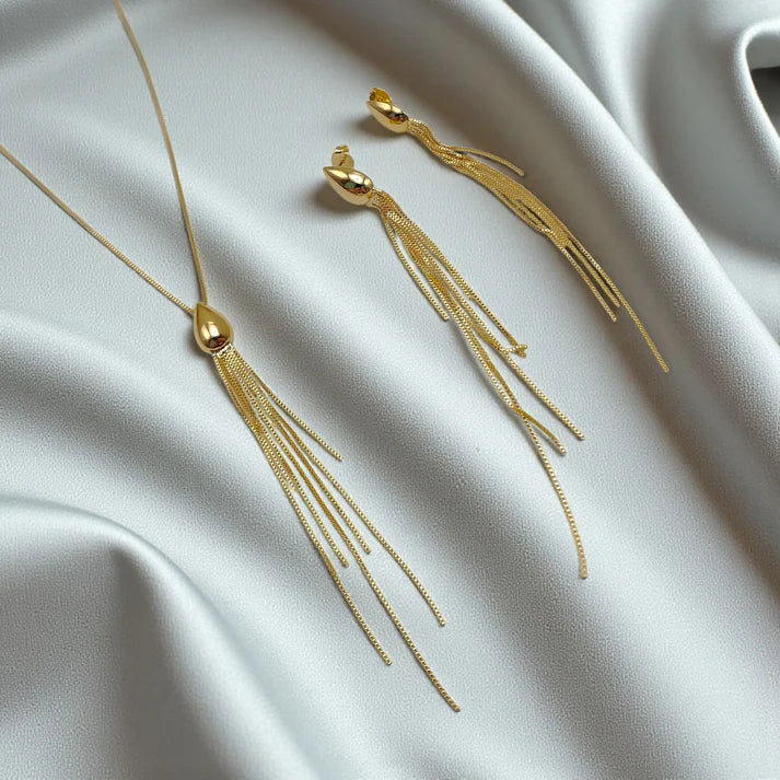 Jewelry set with fringe pendant and teardrop base