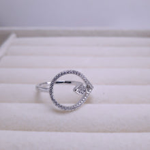 Load image into Gallery viewer, Pear shaped leaf detail ring

