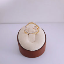 Load image into Gallery viewer, Pear shaped leaf detail ring
