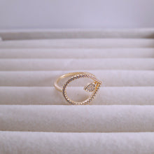 Load image into Gallery viewer, Pear shaped leaf detail ring
