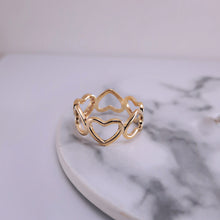 Load image into Gallery viewer, Hearts holding hands cz details ring
