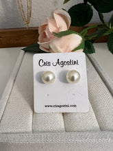 Load image into Gallery viewer, Pearl resin  earrings
