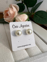 Load image into Gallery viewer, Pearl resin  earrings
