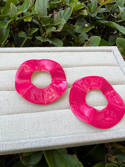 Pink enamel wavy circle earring