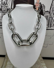 Load image into Gallery viewer, Light chunky chain bigger link in the middle
