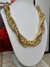 Load image into Gallery viewer, Chunky chain several links necklace
