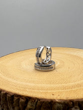 Load image into Gallery viewer, Flat lightweight pave detail hoop
