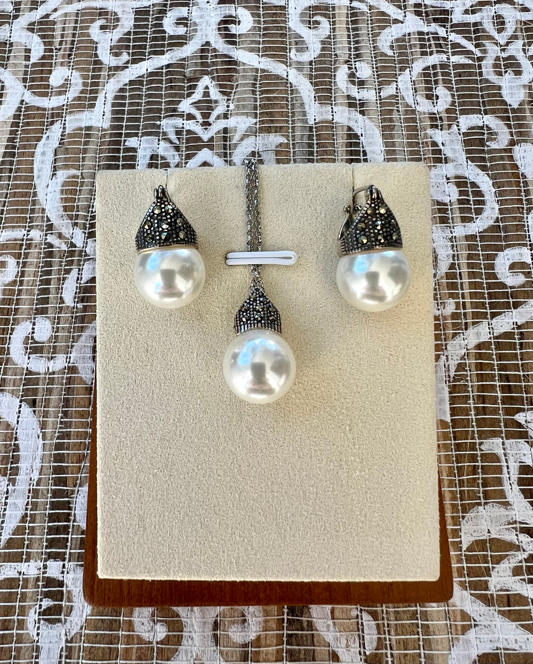 lady dy macassita silver pearl set