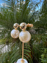 Load image into Gallery viewer, Big pearl gold base earrings
