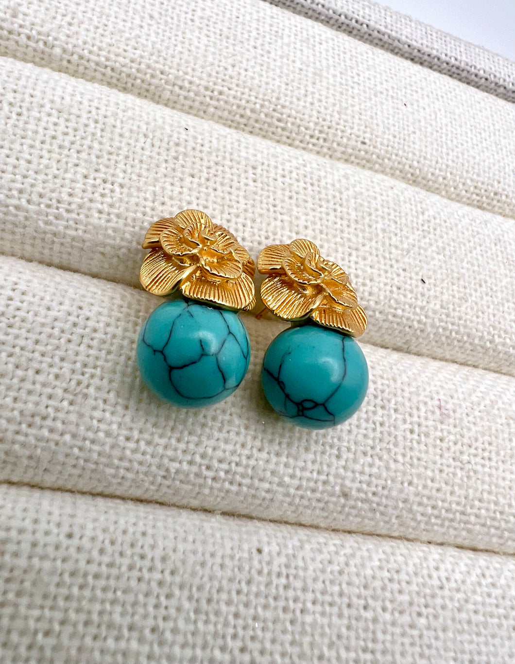 Flower golden natural stone ball earring