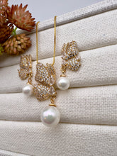 Load image into Gallery viewer, Butterfly pearl pendant yellow gold set
