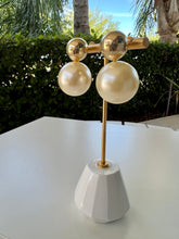 Load image into Gallery viewer, Big pearl gold base earrings
