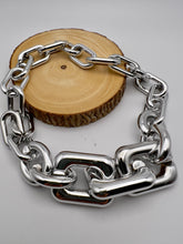 Load image into Gallery viewer, Light chunky chain bigger link in the middle
