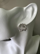 Load image into Gallery viewer, Curved ear cuff pave details earring
