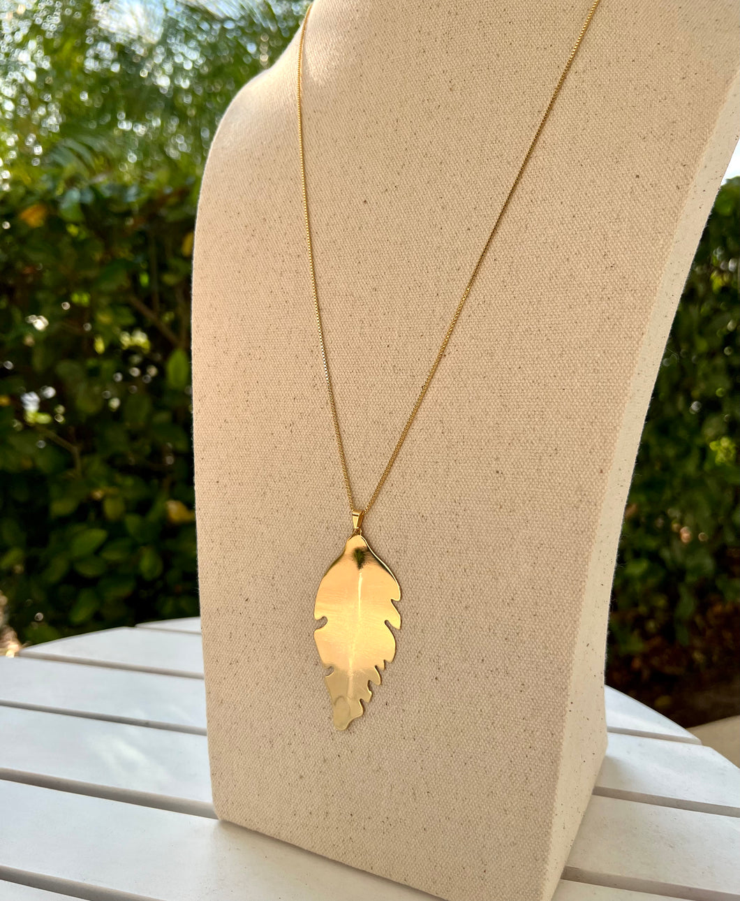 Golden long leaf necklace