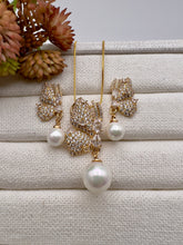 Load image into Gallery viewer, Butterfly pearl pendant yellow gold set
