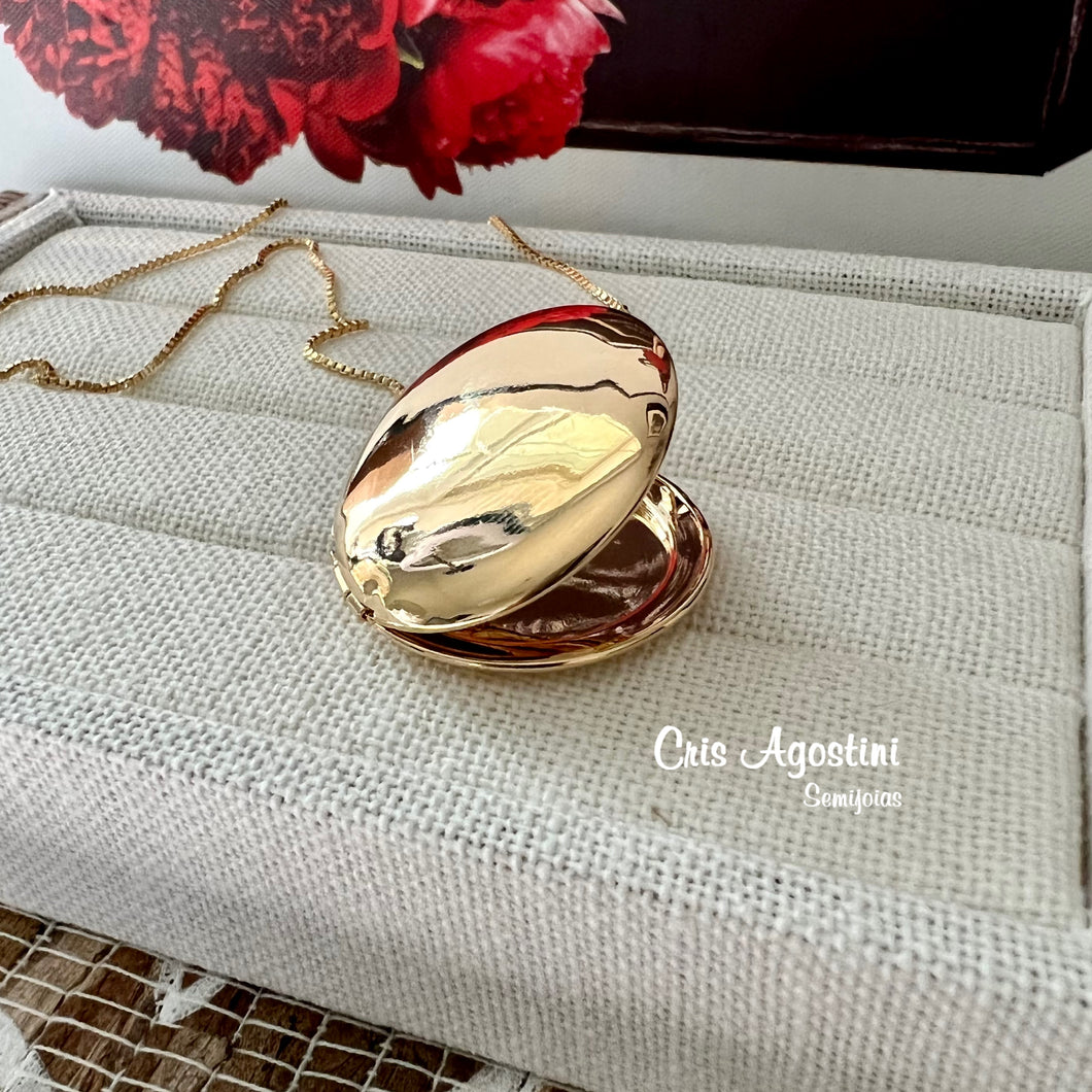 Round gold locket for picture necklace