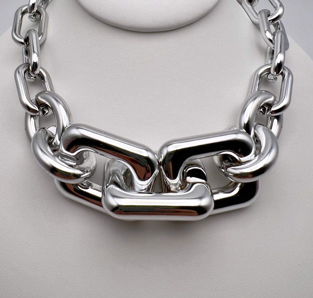 Light chunky chain bigger link in the middle