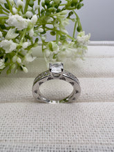 Load image into Gallery viewer, Solitaire ring pave on both sides ring
