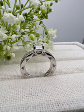 Load image into Gallery viewer, Solitaire ring pave on both sides ring
