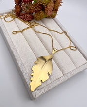 Load image into Gallery viewer, Golden long leaf necklace
