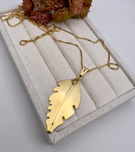 Load image into Gallery viewer, Golden long leaf necklace
