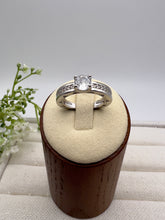 Load image into Gallery viewer, Solitaire ring pave on both sides ring
